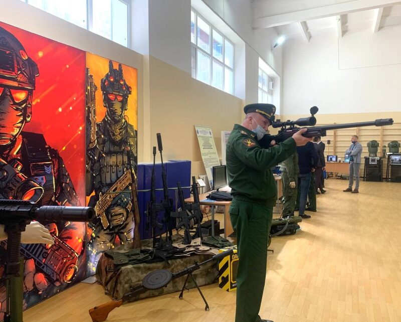 Военный примеряет снайперскую винтовку LASERWAR.